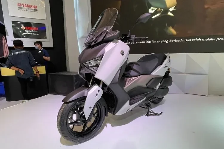 Yamaha Xmax Connected Techmax dipamerkan di IMOS 2025, warna abu-abu dan putih.