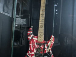 Gitar Ikonik Eddie Van Halen Dilelang Rp49 Miliar, Ada Kisah Fantastis di Baliknya!
