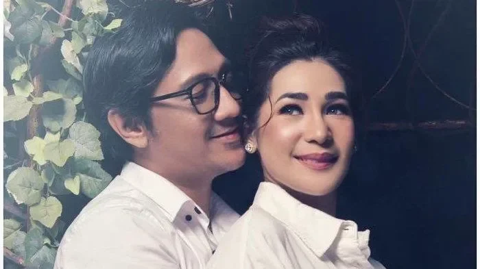 Andre Taulany dan Erin Wartia Trigina dalam foto yang diambil sebelum gugatan cerai.