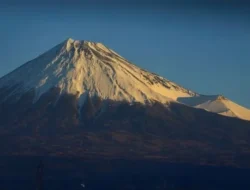 Gunung Fuji Bikin Bingung! Salju Pertama Datang Aneh, Ini Penjelasannya
