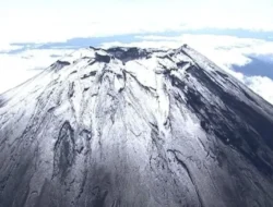 Gunung Fuji Bikin Heran! Salju Pertama Datang Tak Terduga, Pertanda Apa Ini?