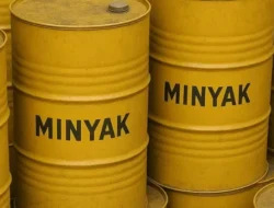 Harga Minyak Dunia Anjlok Parah! Perang Dagang AS-China & Ancaman Surplus Jadi Biang Kerok?