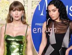 Heboh! Charli XCX ‘Gelapkan’ Rose BLACKPINK di Foto PFW, Fans Ngamuk Tuduh Rasisme & Pansos!