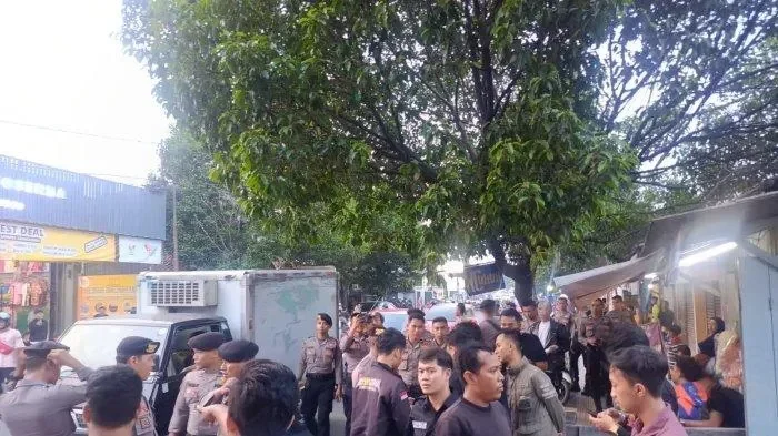 horor di jalan raya tengah cuma klakson pria ini dikeroyok brutal oknum ormas mabuk portal berita terbaru