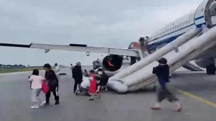 horor di ketinggian baterai lithium terbakar di kabin pesawat air china ratusan nyawa terselamatkan berkat pendaratan darurat portal berita terbaru