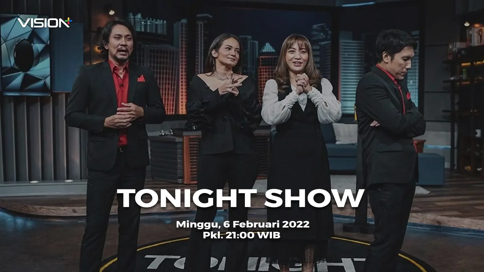 Empat orang di studio Tonight Show, menunjukkan acara yang sudah berlalu.