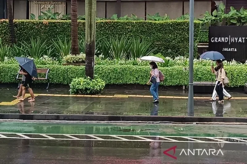 indonesia siaga bmkg beberkan cuaca aneh pekan ini hujan lebat di tengah terik matahari cek daerahmu portal berita terbaru