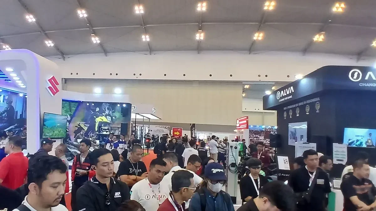 Suasana ramai IMOS 2025 di ICE BSD, menampilkan berbagai merek motor.