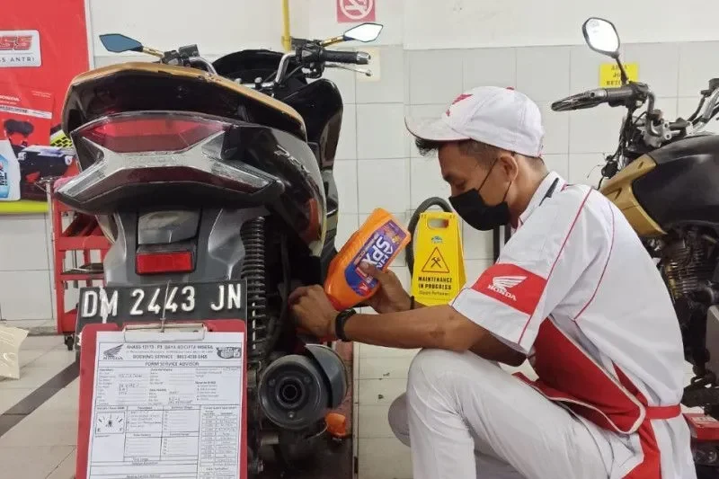 jangan kaget buang oli bekas sembarangan bisa bikin lingkungan nangis dan dompetmu kena denda portal berita terbaru