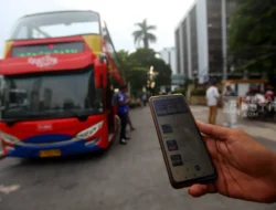 Jangan Ngaku Anak Jakarta Kalau Belum Coba Ini! Keliling Ibu Kota dengan Bus Atap Terbuka, Sunsetnya Bikin Candu!