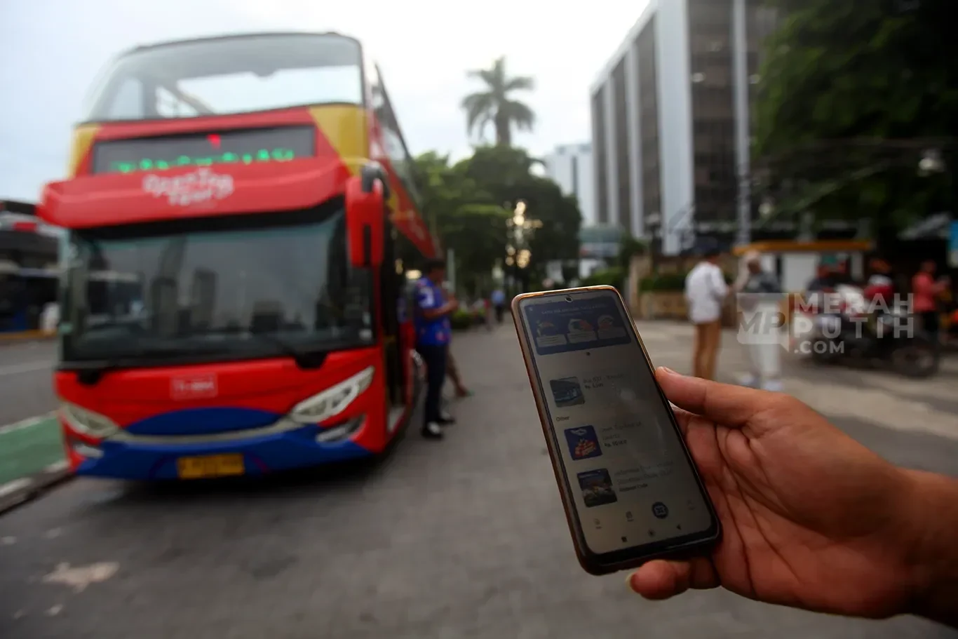 jangan ngaku anak jakarta kalau belum coba ini keliling ibu kota dengan bus atap terbuka sunsetnya bikin candu portal berita terbaru