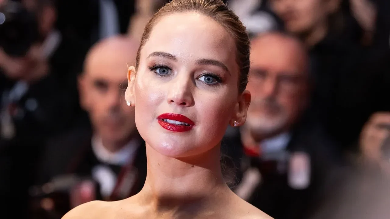 jennifer lawrence bikin geger penampilan perdana die my love di rome film festival 2025 dunia langsung terpukau portal berita terbaru