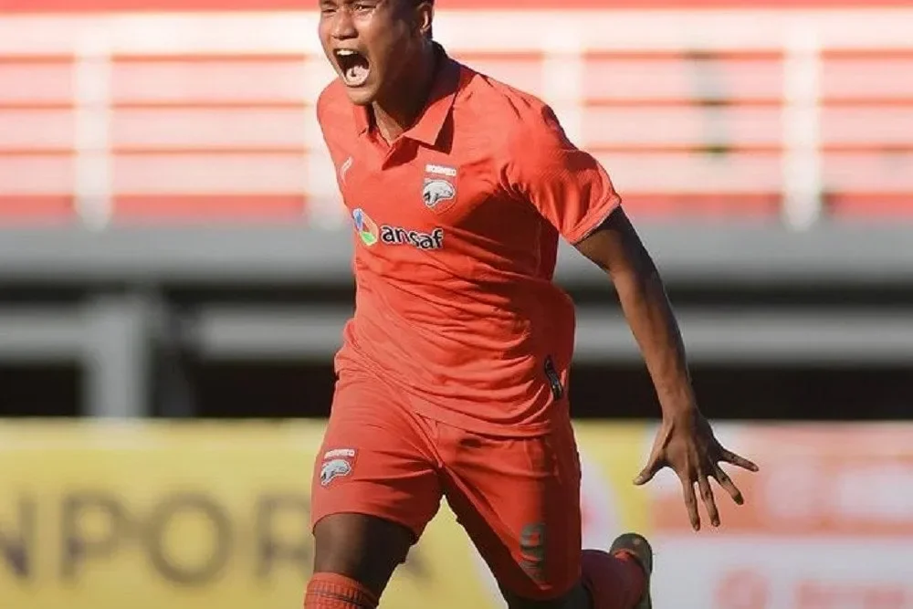 kanjuruhan membara arema fc tumbang dramatis di kandang borneo fc pesta gol di tengah badai kartu merah portal berita terbaru