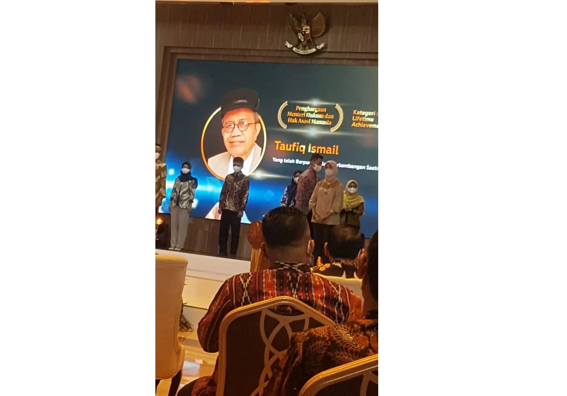kiprahnya lintas generasi taufiq ismail diganjar lifetime achievement award uwrf ini alasannya portal berita terbaru