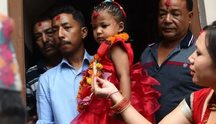 Aryatara Shakya, Kumari baru, dalam balutan merah dan kalung bunga.