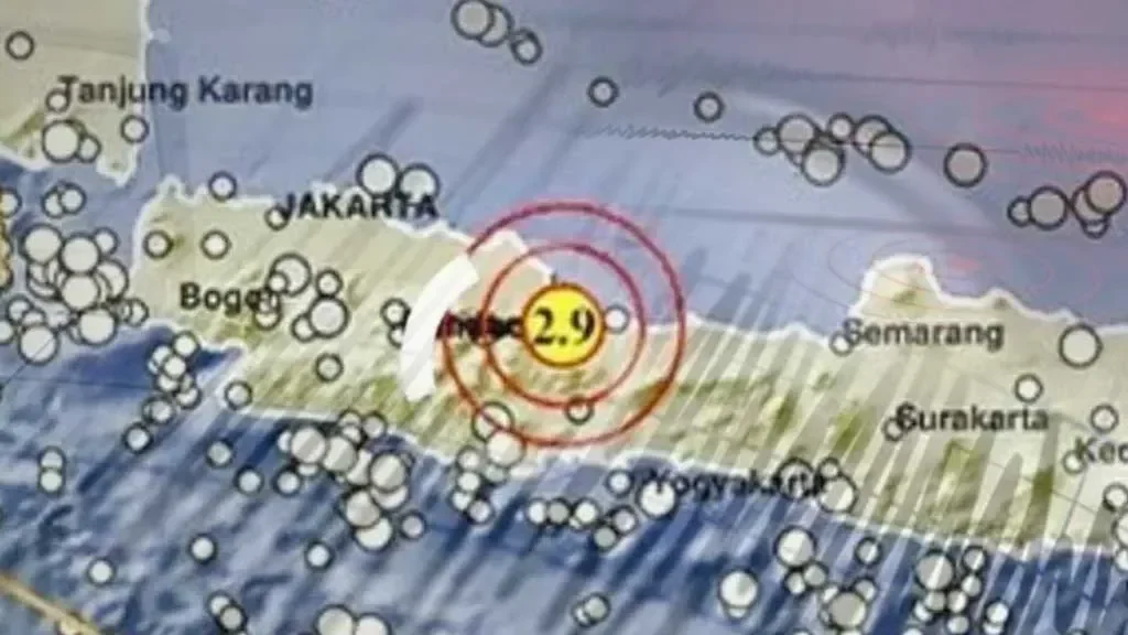 langit cirebon bergetar dentuman misterius guncang warga ternyata meteor raksasa jatuh di laut jawa portal berita terbaru