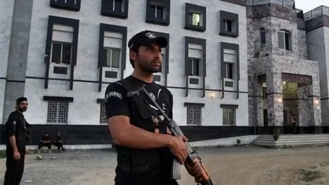 Pasukan paramiliter Pakistan berjaga di depan markas di Quetta, bersenjata.