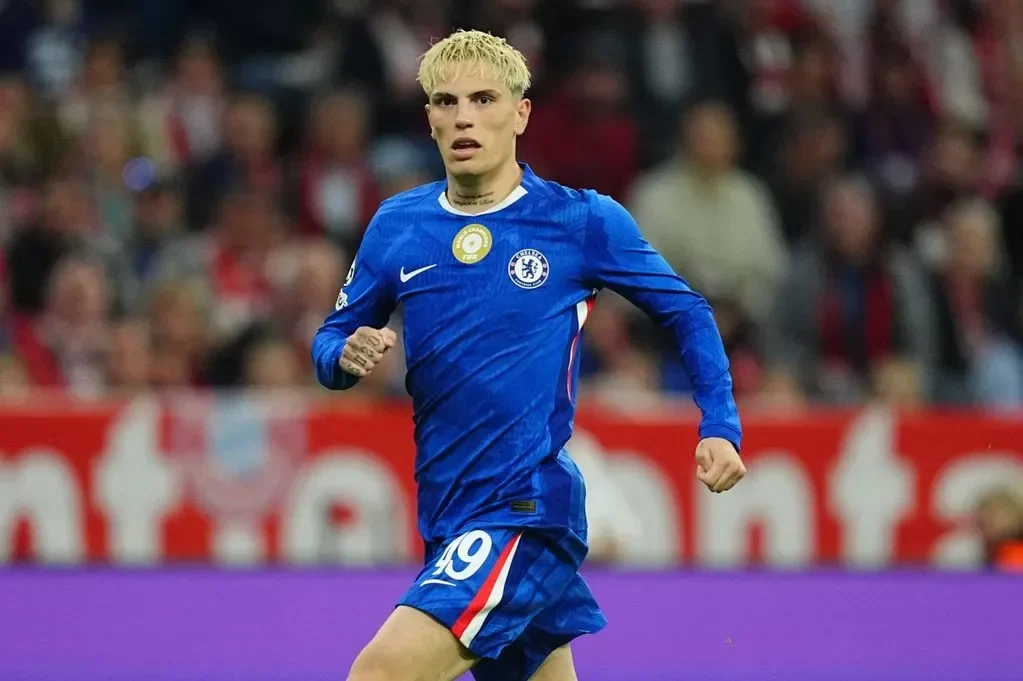 Alejandro Garnacho berseragam Chelsea, fokus, ekspresi serius, latar belakang penonton.