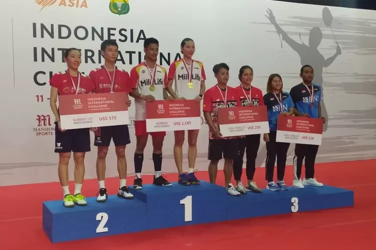 Para juara Indonesia International Challenge berpose di podium kemenangan dengan hadiah.