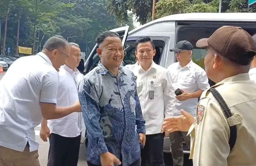 misteri kematian diplomat arya daru keluarga bawa data baru ke polda akankah titik terang segera terkuak portal berita terbaru