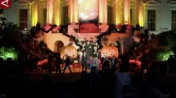 Momen Langka! Donald Trump & Melania Sambut 'Hantu Cilik' di Gedung Putih 3 momen langka donald trump melania sambut hantu cilik di gedung putih portal berita terbaru