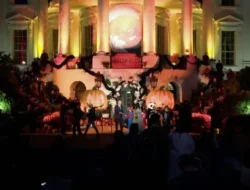 Momen Langka! Donald Trump & Melania Sambut 'Hantu Cilik' di Gedung Putih 2 Momen Langka! Donald Trump & Melania Sambut ‘Hantu Cilik’ di Gedung Putih