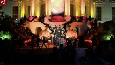 Momen Langka! Donald Trump & Melania Sambut 'Hantu Cilik' di Gedung Putih 9 momen langka donald trump melania sambut hantu cilik di gedung putih portal berita terbaru