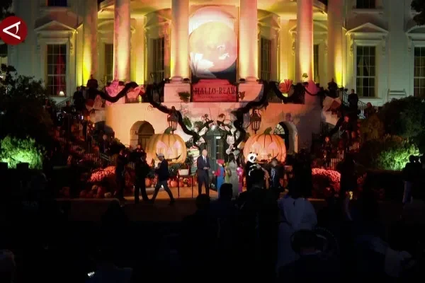 Momen Langka! Donald Trump & Melania Sambut 'Hantu Cilik' di Gedung Putih 1 momen langka donald trump melania sambut hantu cilik di gedung putih portal berita terbaru