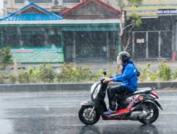 Musim Hujan Tiba! 5 Perlengkapan Motor Ini Kunci Keselamatanmu, Jangan Sampai Ketinggalan!