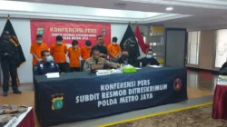 Ngeri! Detik-detik Begal Bersenjata Tajam Beraksi di Duren Sawit Terekam CCTV, Korban Terjatuh Tak Berdaya 7 ngeri detik detik begal bersenjata tajam beraksi di duren sawit terekam cctv korban terjatuh tak berdaya portal berita terbaru