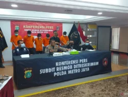 Ngeri! Detik-detik Begal Bersenjata Tajam Beraksi di Duren Sawit Terekam CCTV, Korban Terjatuh Tak Berdaya