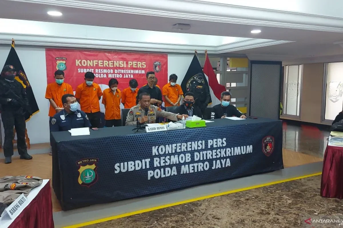 Ngeri! Detik-detik Begal Bersenjata Tajam Beraksi di Duren Sawit Terekam CCTV, Korban Terjatuh Tak Berdaya 1 ngeri detik detik begal bersenjata tajam beraksi di duren sawit terekam cctv korban terjatuh tak berdaya portal berita terbaru