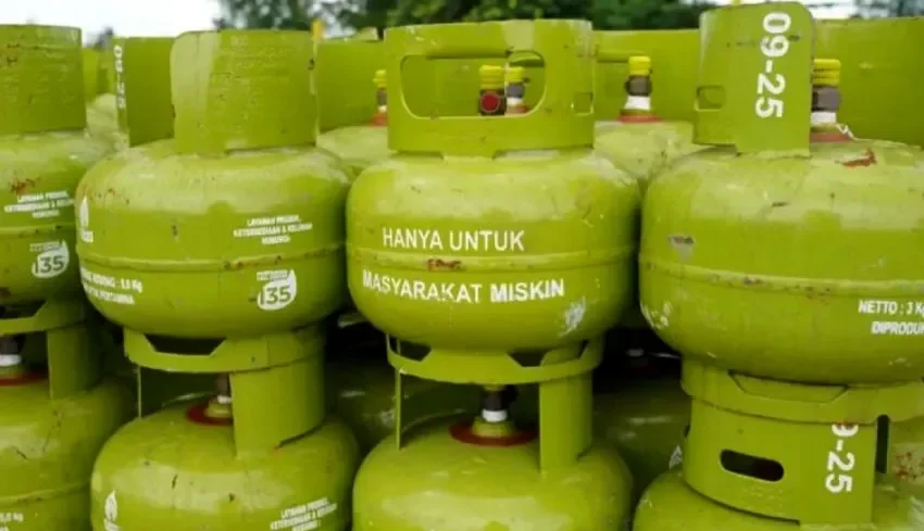 Tumpukan tabung gas LPG 3 kg subsidi berwarna hijau dengan tulisan "Hanya Untuk Masyarakat Miskin."