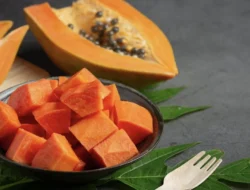 Perutmu Sering Kembung? Jangan-jangan Kamu Salah Makan Pepaya dengan 12 Makanan Ini!