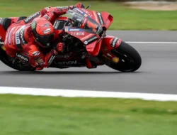 Phillip Island Memanas! Bezzecchi Ukir Sejarah Baru, Bagnaia Kena Sial di Practice MotoGP Australia 2025