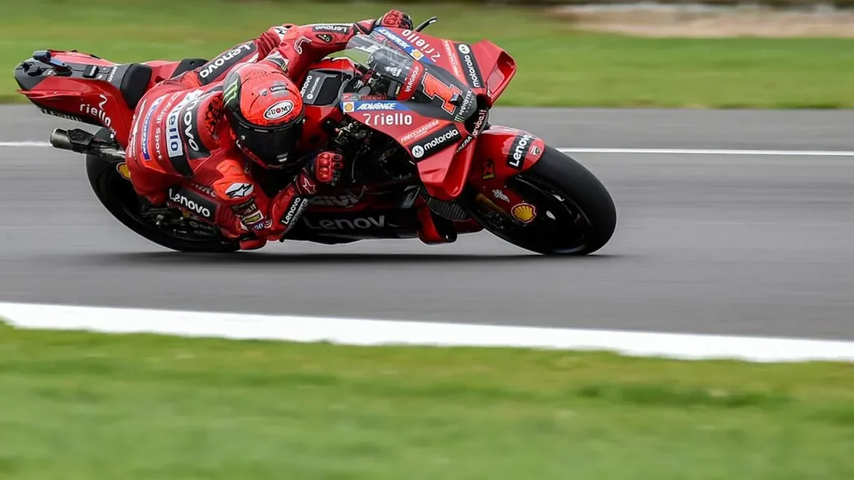 phillip island memanas bezzecchi ukir sejarah baru bagnaia kena sial di practice motogp australia 2025 portal berita terbaru