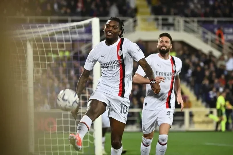 rafael leao jadi mimpi buruk fiorentina ac milan kudeta puncak klasemen serie a portal berita terbaru