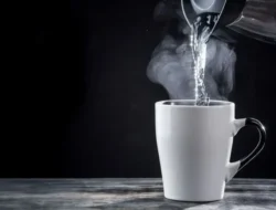 Rahasia Perut Rata: Benarkah Minum Air Hangat Kuncinya? Ini Kata Sains!