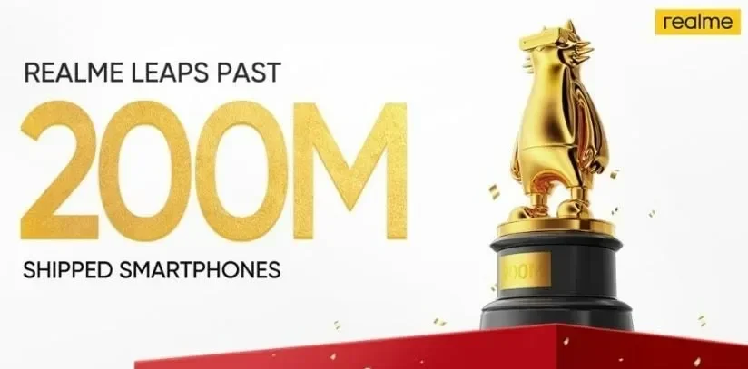 Ilustrasi SUV Jaecoo J8 warna abu-abu sedang melaju di jalanan perkotaan.