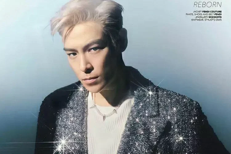 T.O.P dengan rambut pirang dan jaket berkilauan menatap kamera, comeback album 2025.