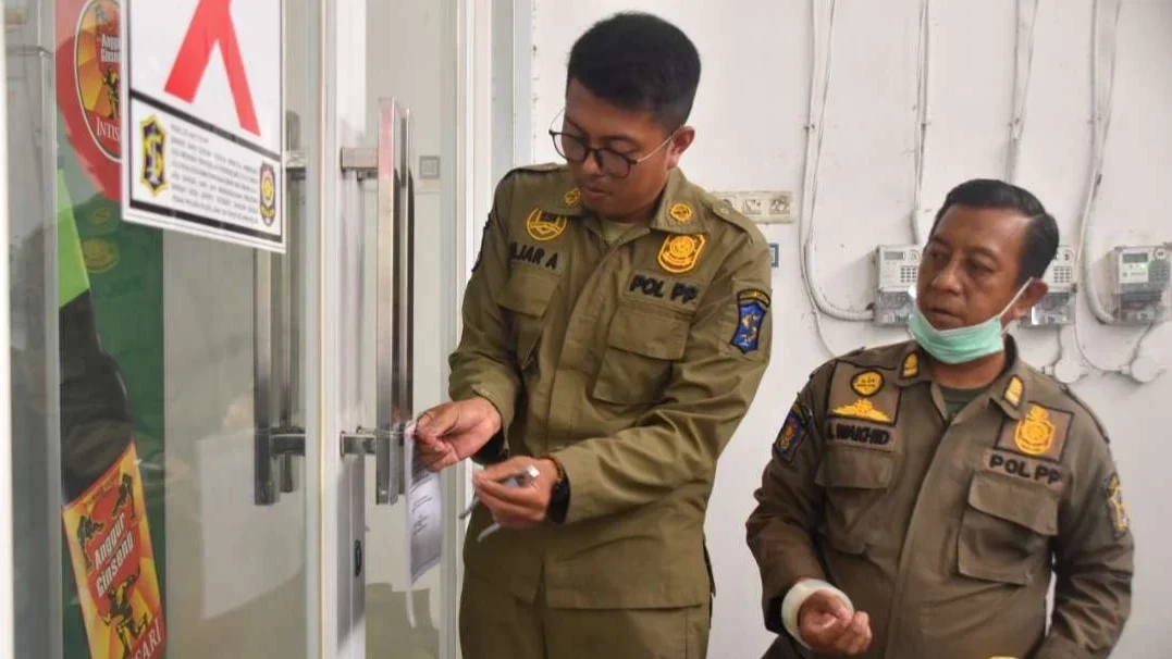 satpol pp jakarta segel toko miras ilegal di pesanggrahan warga ungkap keresahan ini portal berita terbaru