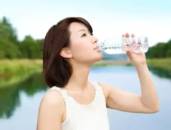 Sering Kunyah Es Batu? Hati-hati, Tubuhmu Sedang Beri Sinyal Bahaya Ini!