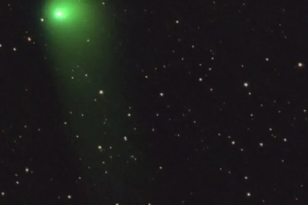 siap siap terpukau 2 komet terang bakal nongol bareng di langit oktober 2025 jangan sampai ketinggalan portal berita terbaru