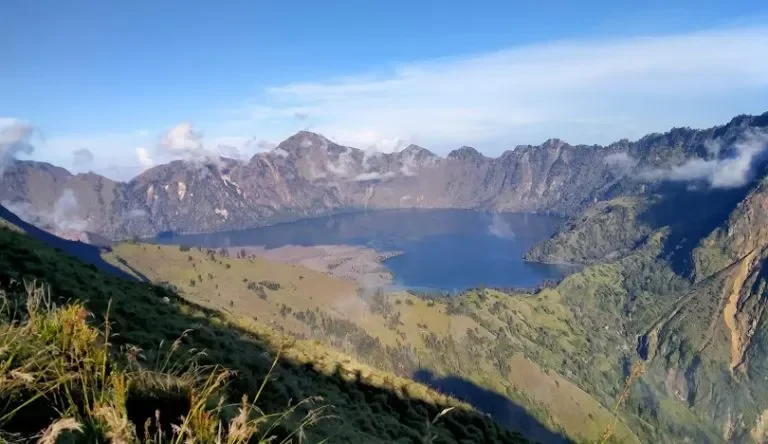 siap siap tiket masuk gunung rinjani resmi naik drastis mulai 2025 ini detail lengkapnya portal berita terbaru