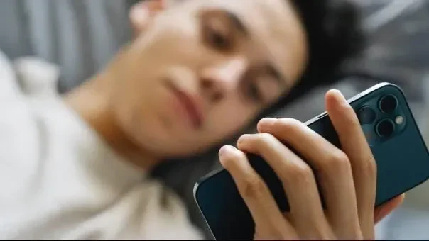 stop sekarang 6 bahaya buka hp setelah bangun tidur yang mengintai kesehatanmu portal berita terbaru