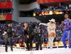 Super Bowl 2026 Geger: Mantan Penasihat Trump Ancam ICE Gerebek Konser Bad Bunny!