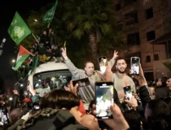 Tangis Haru Pecah! Tahanan Palestina Bebas dari Penjara Israel, Disambut Lautan Manusia.