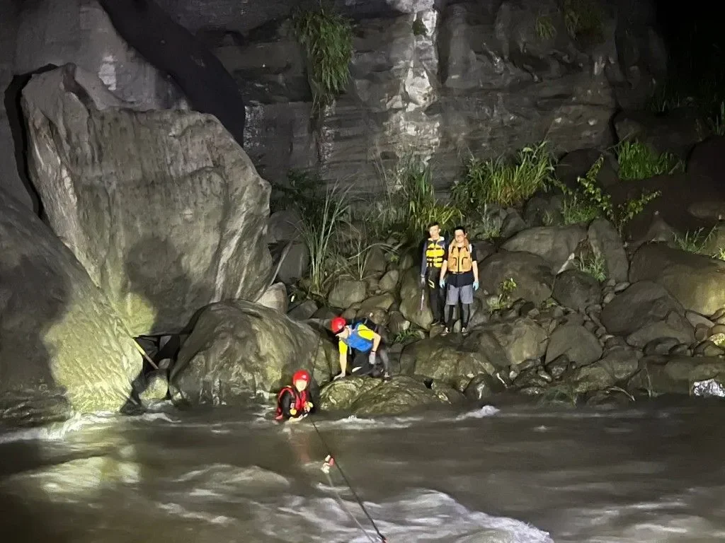 terjebak di atap dunia badai salju mencekam 1 000 orang di lereng everest operasi penyelamatan dramatis digelar portal berita terbaru