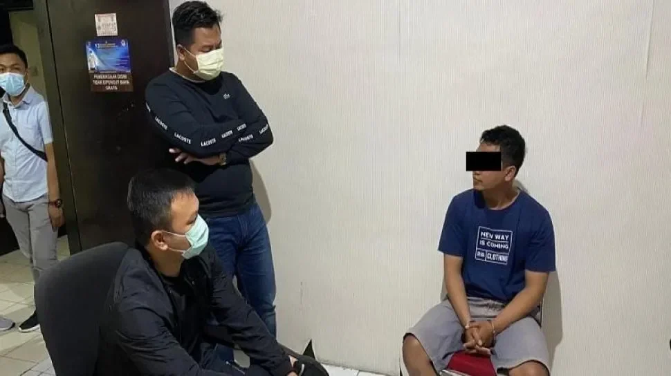 terjebak judi online pria ini nekat gasak kalung emas rp49 juta di pasar koja portal berita terbaru