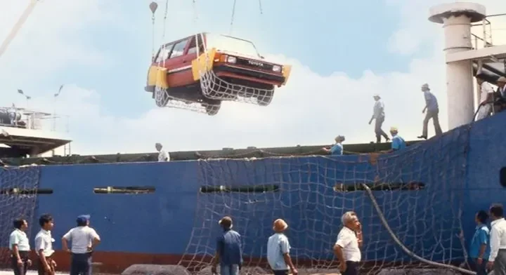 Pengiriman Toyota Corolla generasi awal menggunakan crane dari kapal pada tahun 1970an.